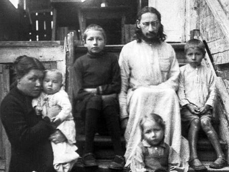 О. ПАВЕЛ ФЛОРЕНСКИЙ С СЕМЬЁЙ.